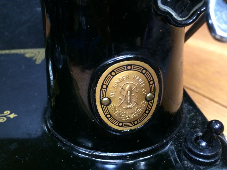 SINGER Featherweight Portable Electric Sewing Machine 221-1 [Photo 5]