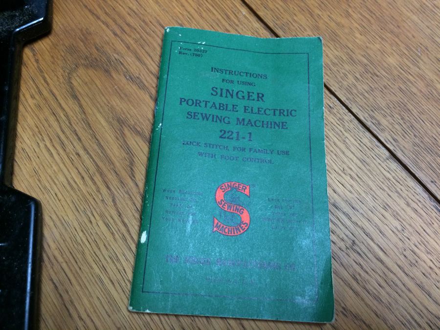 SINGER Featherweight Portable Electric Sewing Machine 221-1 [Photo 10]