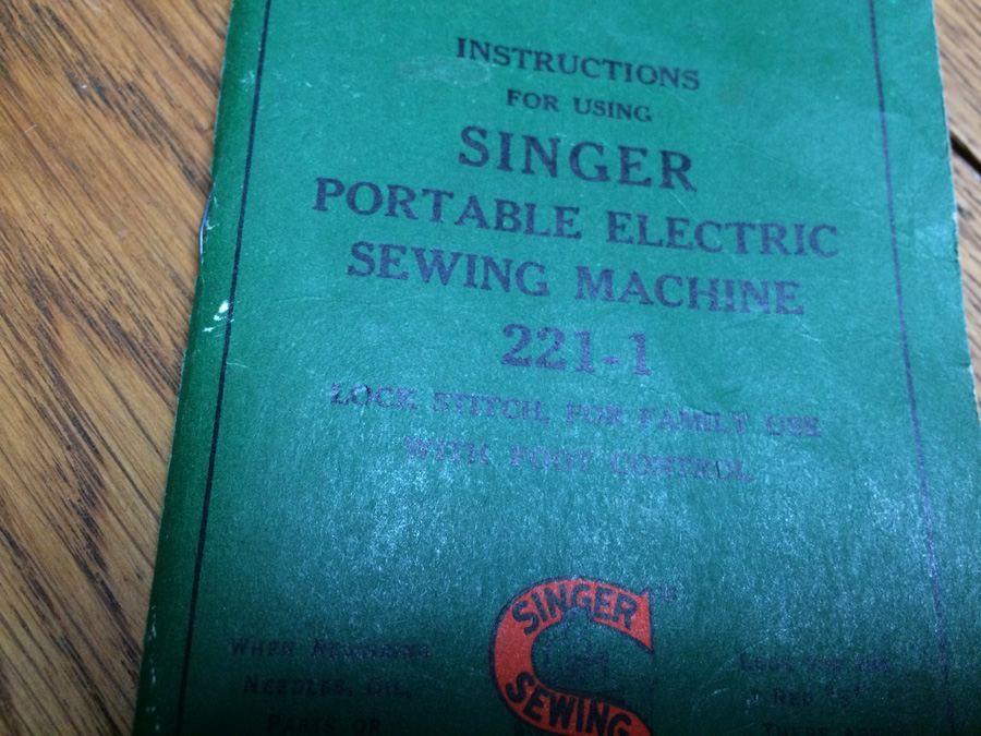 SINGER Featherweight Portable Electric Sewing Machine 221-1 [Photo 11]