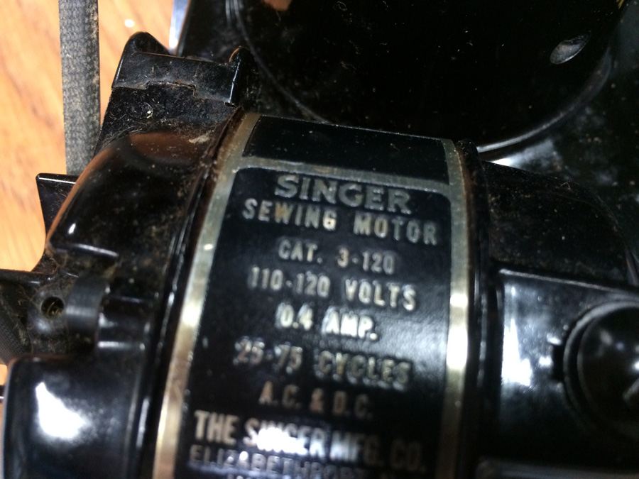 SINGER Featherweight Portable Electric Sewing Machine 221-1 [Photo 9]