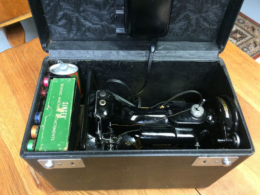 SINGER Featherweight Portable Electric Sewing Machine 221-1 [Photo 2]