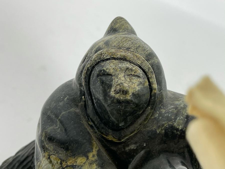 Vintage Signed Eskimo Stone Carving Sculpture Playing Drum 6W X 6D X 7.5H [Photo 12]