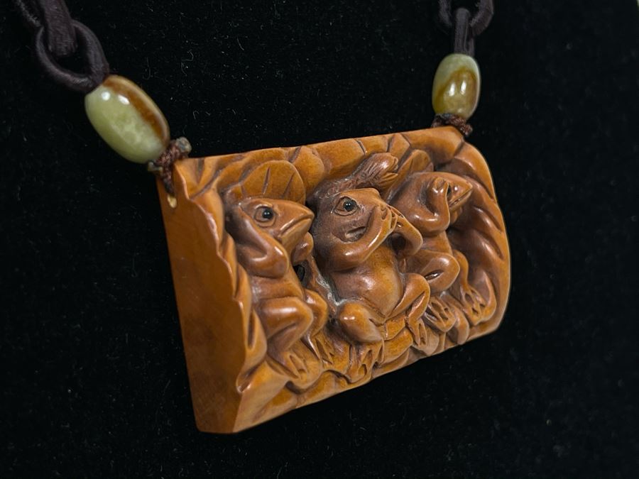 Vintage Signed Asian Relief Carved Wooden Frogs Pendant (Three Wise Frogs See-No-Evil, Hear-No-Evil, Speak-No-Evil) 24L [Photo 5]