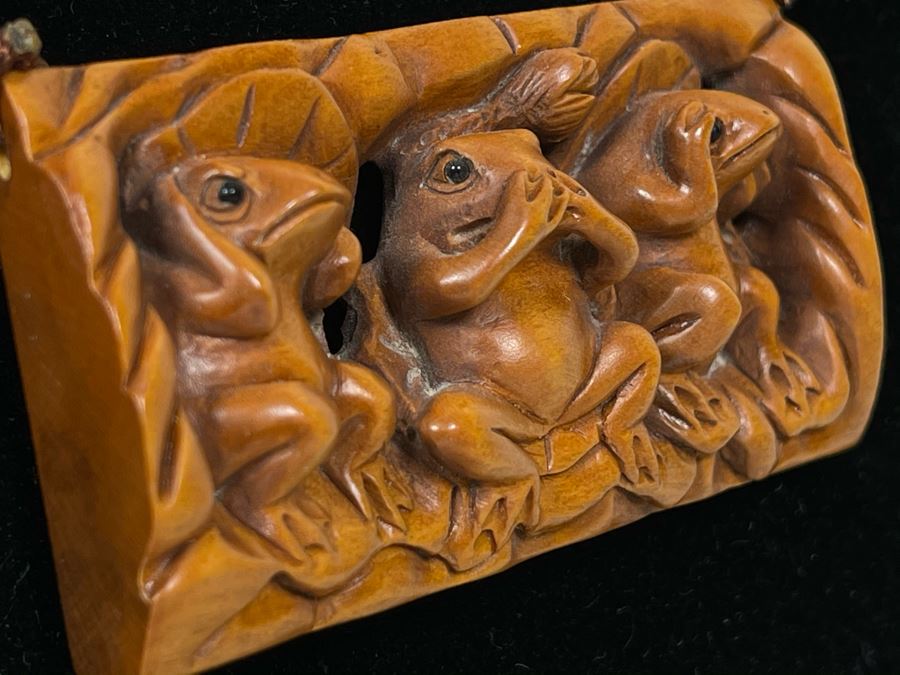 Vintage Signed Asian Relief Carved Wooden Frogs Pendant (Three Wise Frogs See-No-Evil, Hear-No-Evil, Speak-No-Evil) 24L [Photo 7]