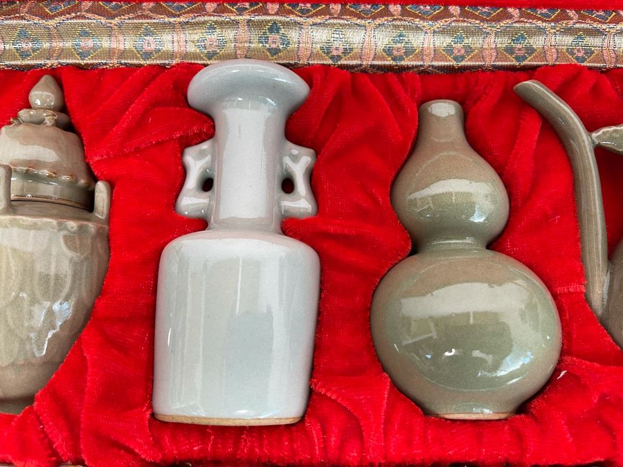 Example Reproductions Of Antique Chinese Porcelain In Display Box 12W [Photo 4]