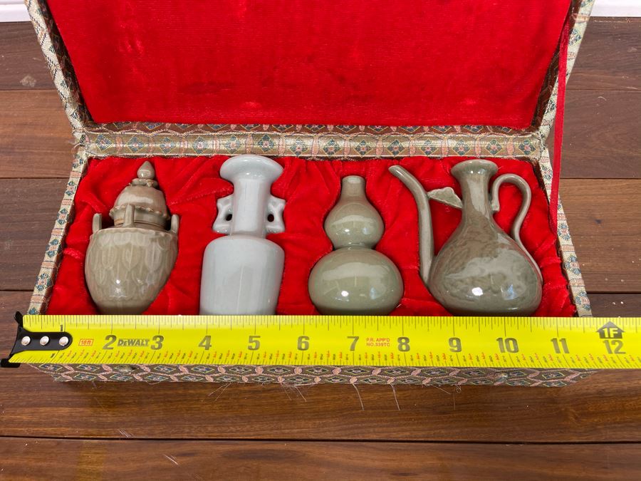 Example Reproductions Of Antique Chinese Porcelain In Display Box 12W [Photo 9]