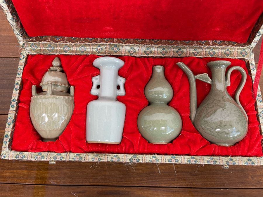 Example Reproductions Of Antique Chinese Porcelain In Display Box 12W [Photo 2]