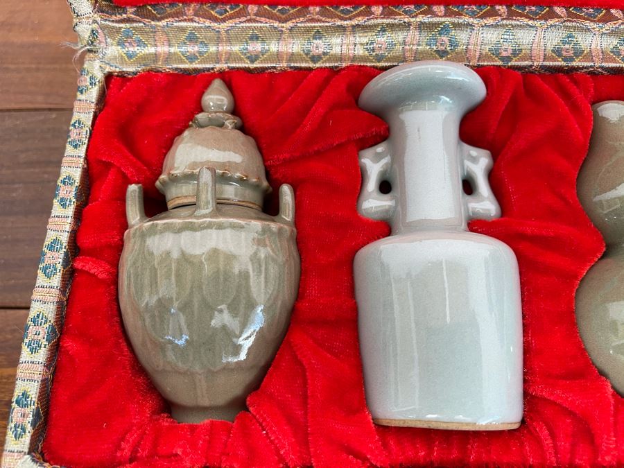 Example Reproductions Of Antique Chinese Porcelain In Display Box 12W [Photo 5]