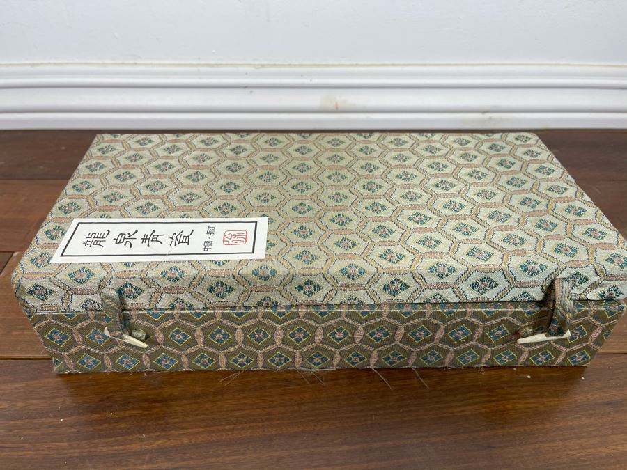 Example Reproductions Of Antique Chinese Porcelain In Display Box 12W [Photo 10]