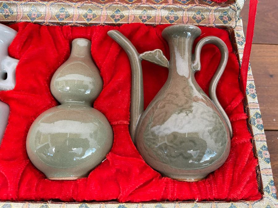 Example Reproductions Of Antique Chinese Porcelain In Display Box 12W [Photo 3]