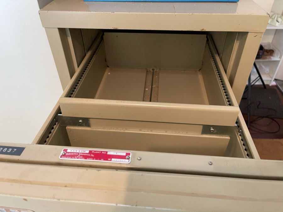 Mosler Metal Fireproof File Cabinet Safe With Key 20.5W X 31D X 53H [Photo 6]