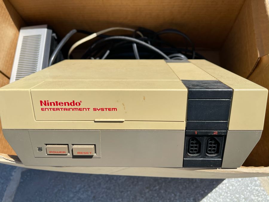 Vintage 1985 Nintendo Entertainment System Game Without Controllers [Photo 1]