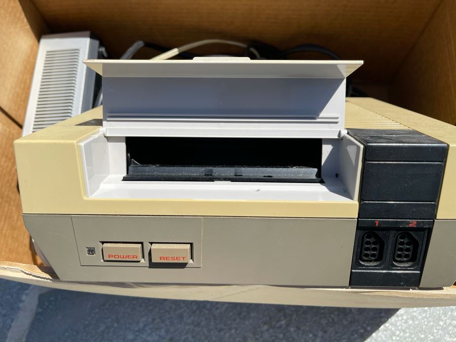 Vintage 1985 Nintendo Entertainment System Game Without Controllers [Photo 3]