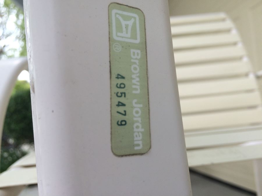 Brown Jordan Table with 2 Brown Jordan Chairs [Photo 7]