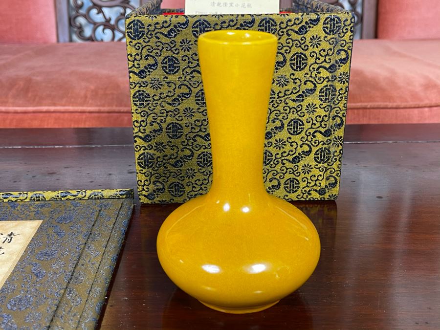 Old Chinese Flower Vase With Decor Case 5.5H [Photo 2]