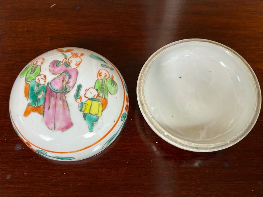 Antique Chinese Porcelain Round Lidded Box (Slight Chip In Lid) 3.5W [Photo 3]