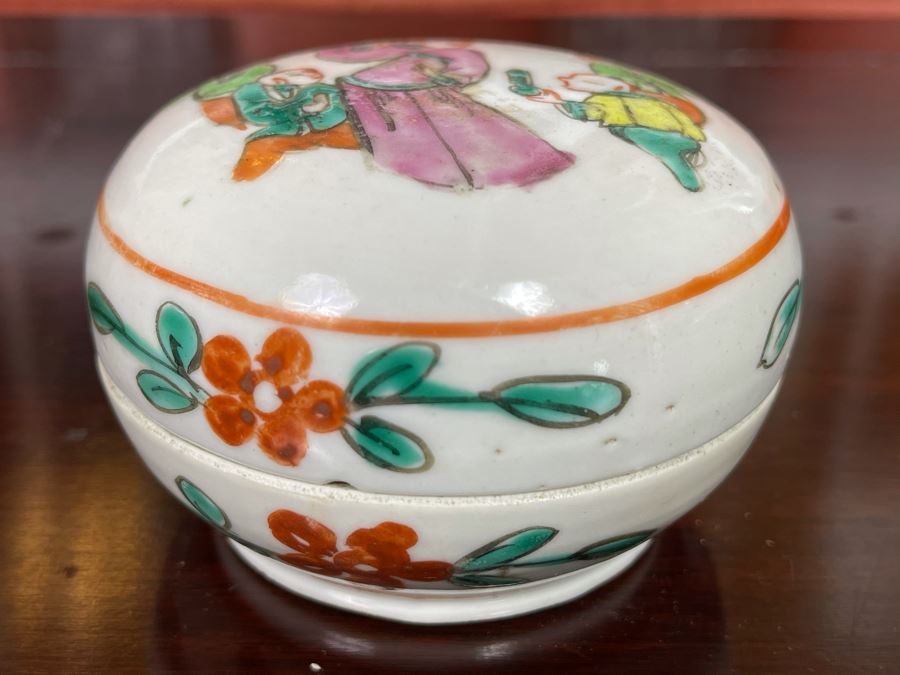 Antique Chinese Porcelain Round Lidded Box (Slight Chip In Lid) 3.5W [Photo 2]
