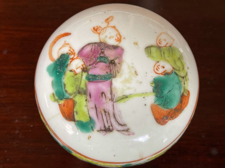 Antique Chinese Porcelain Round Lidded Box (See Photos For Hairline Cracks) 3W [Photo 3]