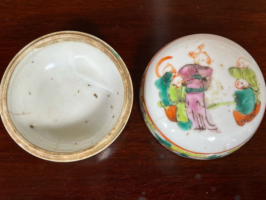 Antique Chinese Porcelain Round Lidded Box (See Photos For Hairline Cracks) 3W [Photo 5]