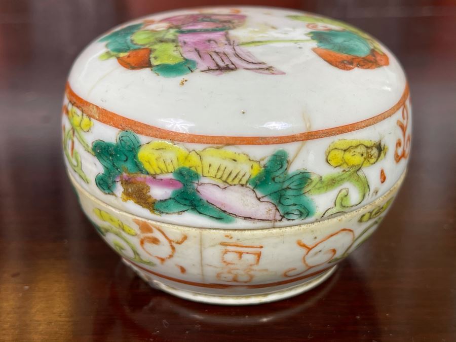 Antique Chinese Porcelain Round Lidded Box (See Photos For Hairline Cracks) 3W [Photo 4]