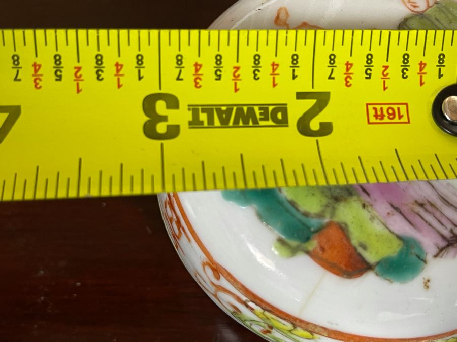 Antique Chinese Porcelain Round Lidded Box (See Photos For Hairline Cracks) 3W [Photo 10]