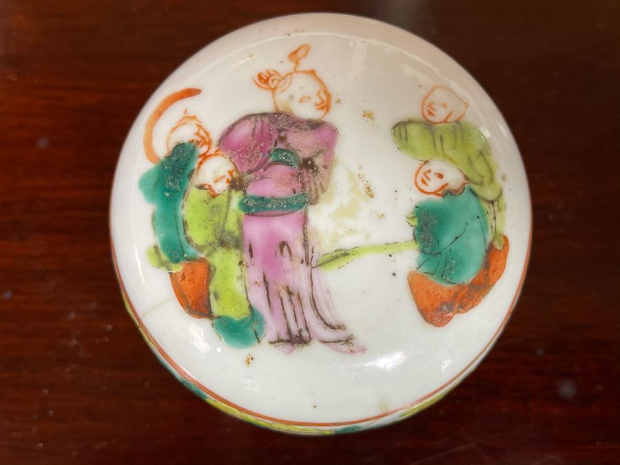 Antique Chinese Porcelain Round Lidded Box (See Photos For Hairline Cracks) 3W [Photo 2]