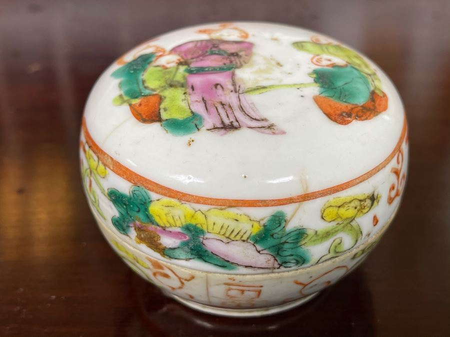 Antique Chinese Porcelain Round Lidded Box (See Photos For Hairline Cracks) 3W [Photo 1]