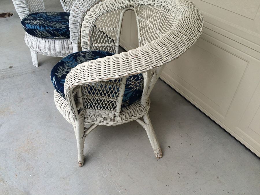 White Wicker Chairs   4093 26vr 