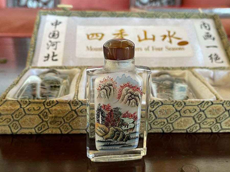 Set Of Four Reverse Painted Chinese Snuff Bottles With Presentation Box  [Photo 7]