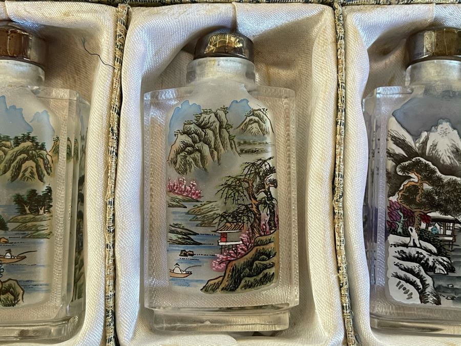 Set Of Four Reverse Painted Chinese Snuff Bottles With Presentation Box  [Photo 4]
