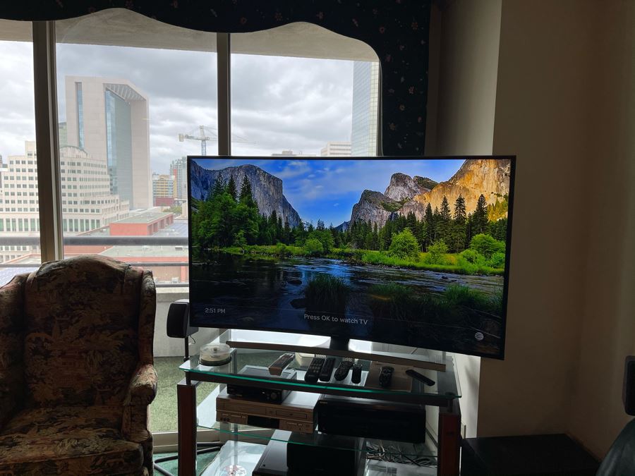 Samsung 65' 4K UHDTV Curved Screen Model No UN65JU670 [Photo 4]