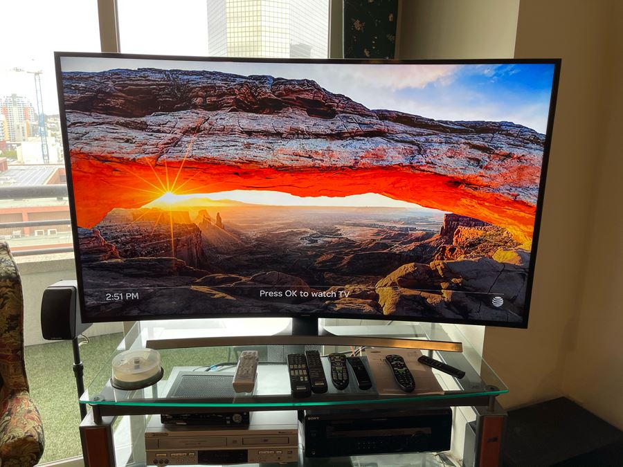 Samsung 65' 4K UHDTV Curved Screen Model No UN65JU670 [Photo 1]