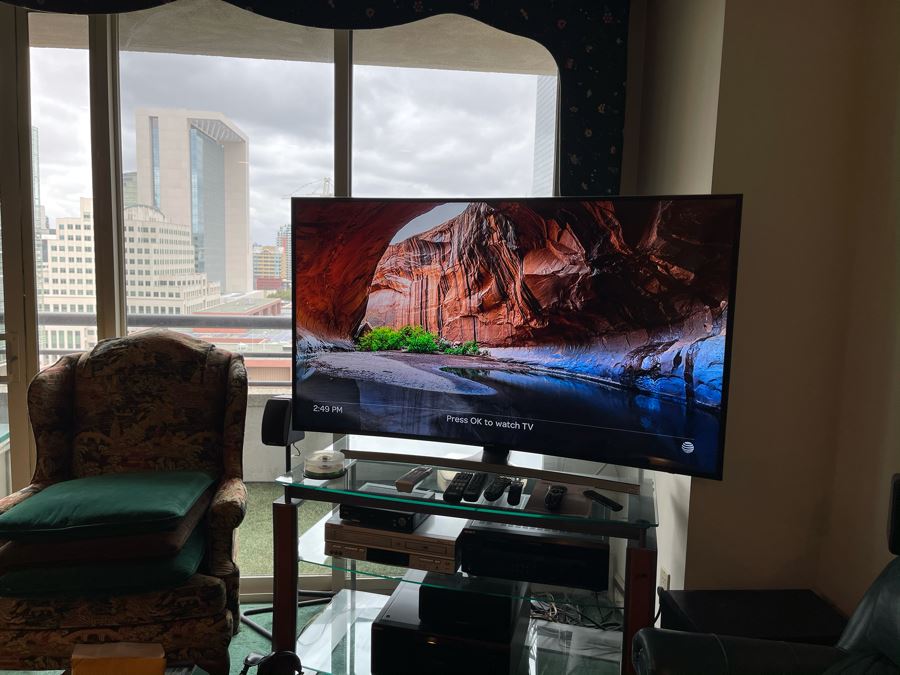 Samsung 65' 4K UHDTV Curved Screen Model No UN65JU670 [Photo 2]