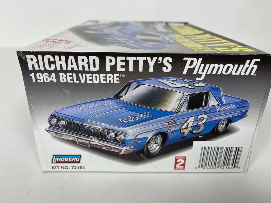 Lindberg Richard Petty's Plymouth 1964 Belvedere Car Model Kit 1997 [Photo 4]