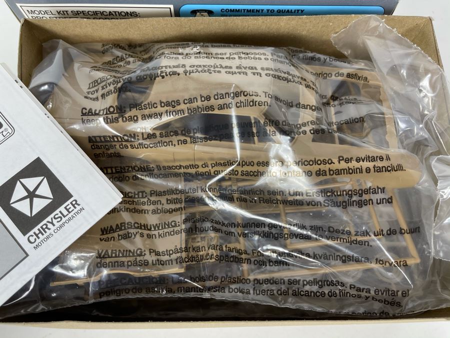 AMT Ertl 1970 Pro Street 1970 Coronet Super Bee Car Model Kit 1992 [Photo 8]