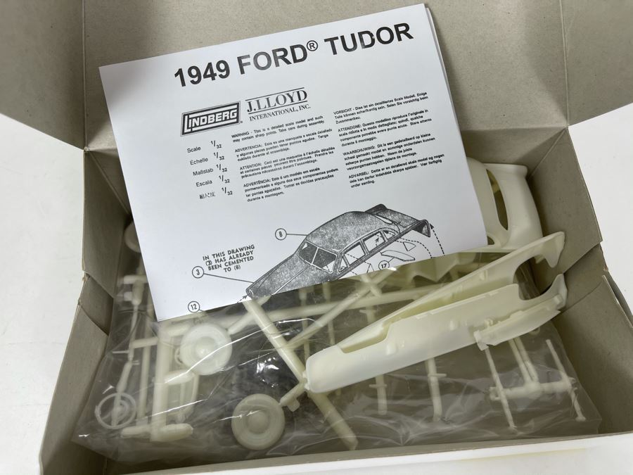 Lindberg 1949 Ford Tudor Coupe Car Model Kit 2006 [Photo 7]