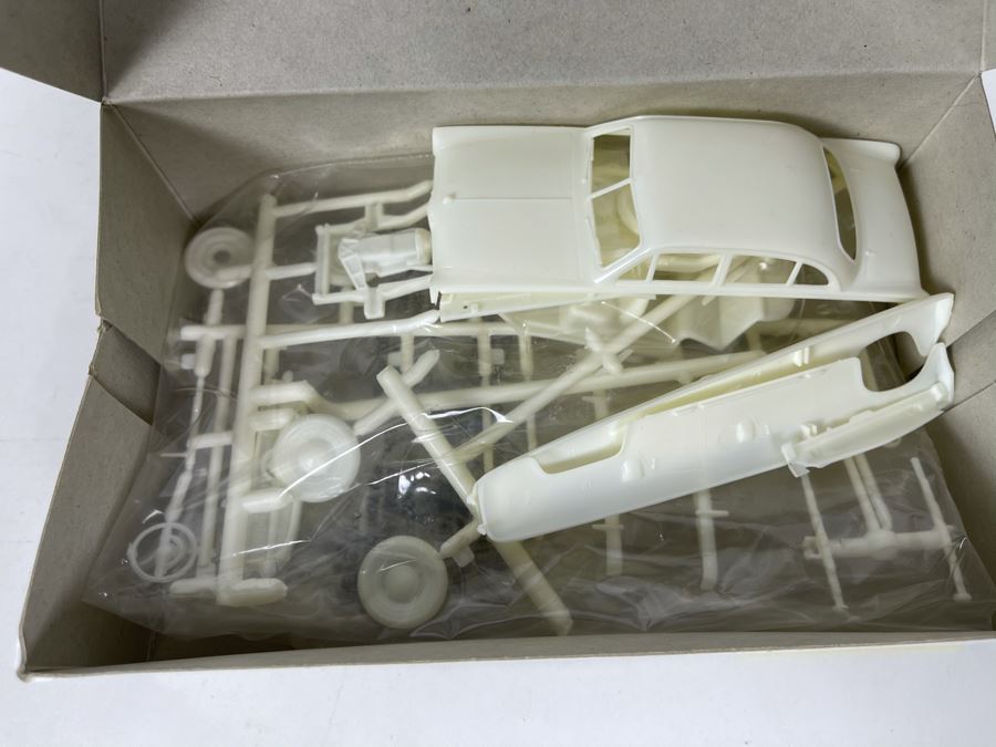 Lindberg 1949 Ford Tudor Coupe Car Model Kit 2006 [Photo 8]