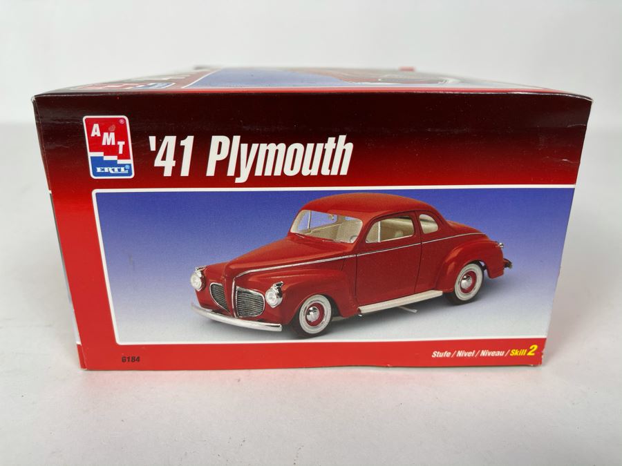 AMT Ertl 1941 Plymouth Car Model Kit 1997 [Photo 6]