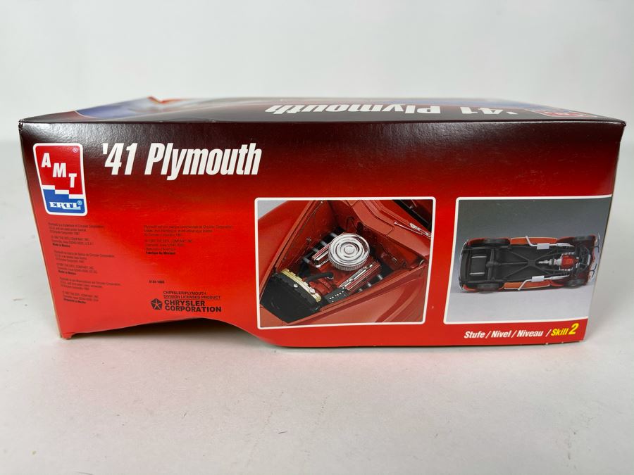 AMT Ertl 1941 Plymouth Car Model Kit 1997 [Photo 4]