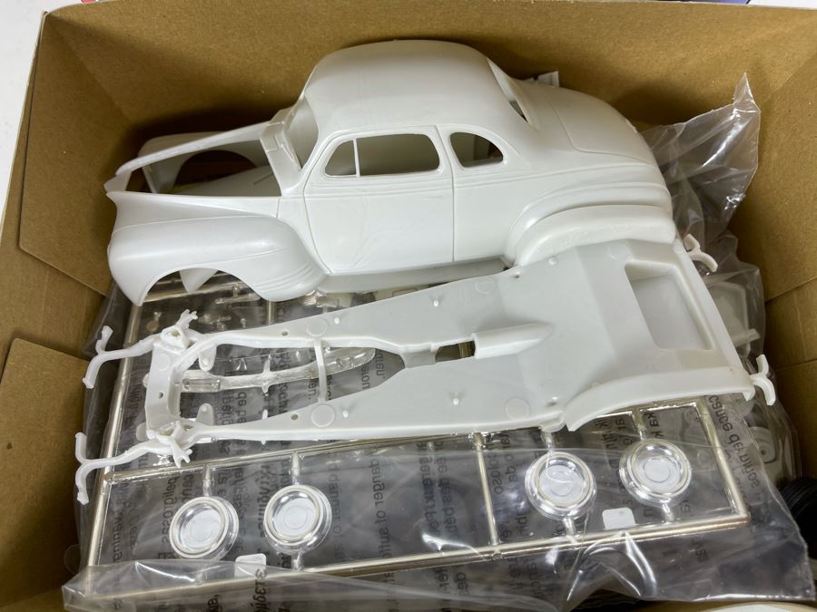 AMT Ertl 1941 Plymouth Car Model Kit 1997 [Photo 9]