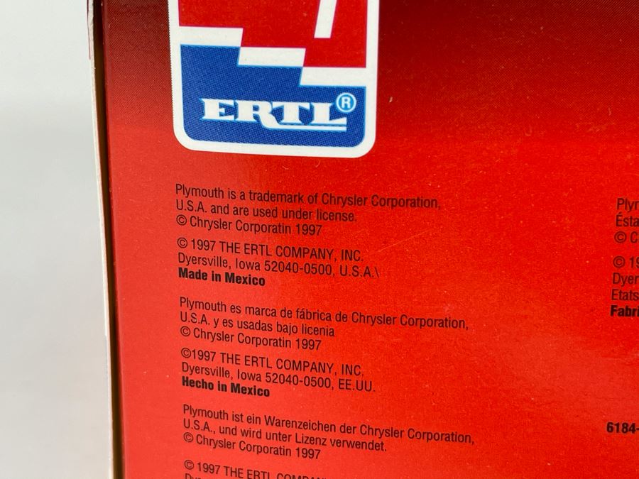 AMT Ertl 1941 Plymouth Car Model Kit 1997 [Photo 5]