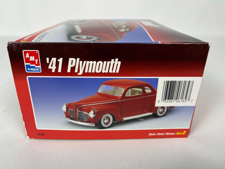 AMT Ertl 1941 Plymouth Car Model Kit 1997 [Photo 3]