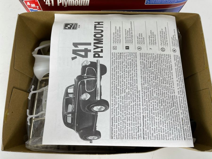 AMT Ertl 1941 Plymouth Car Model Kit 1997 [Photo 8]