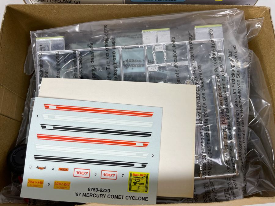 AMT Ertl 1967 Mercury Comet Cyclone GT Car Model Kit 1993 [Photo 9]