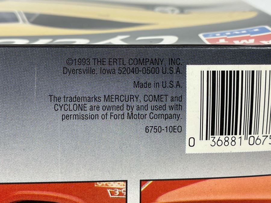 AMT Ertl 1967 Mercury Comet Cyclone GT Car Model Kit 1993 [Photo 5]