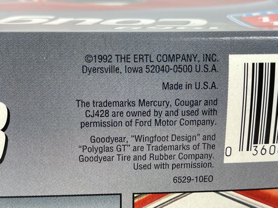 AMT Ertl 1969 Cougar CJ428 Car Model Kit 1992 [Photo 5]
