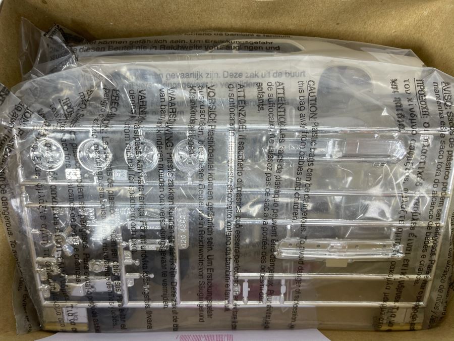 AMT Ertl 1969 Cougar CJ428 Car Model Kit 1992 [Photo 9]