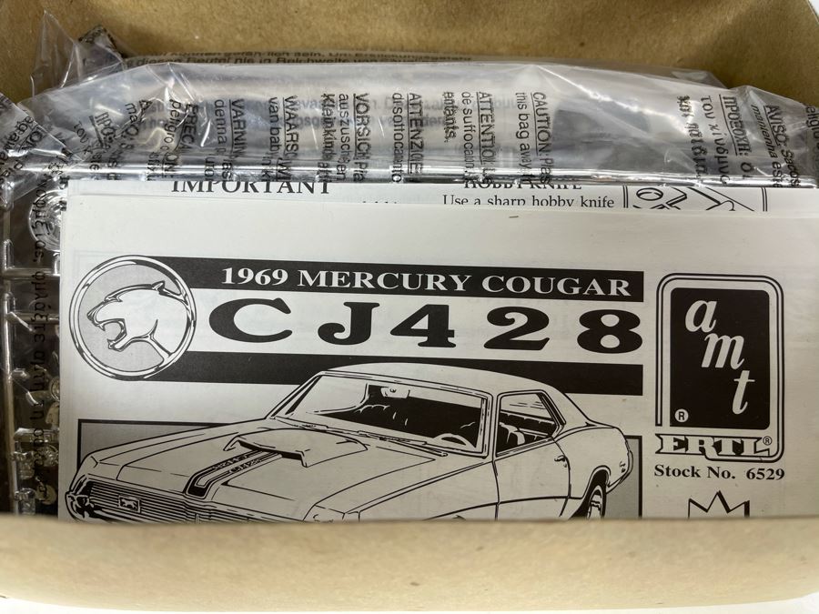 AMT Ertl 1969 Cougar CJ428 Car Model Kit 1992 [Photo 8]