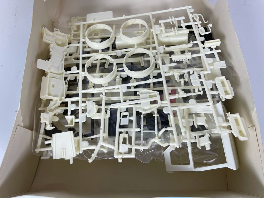 Ertl Massey Ferguson Spirit Of America Tractor Model Kit 1975 [Photo 11]