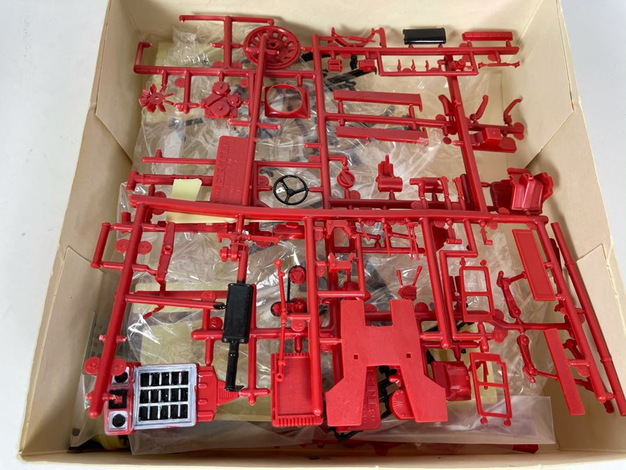 Ertl International 1466 Tractor Model Kit [Photo 8]